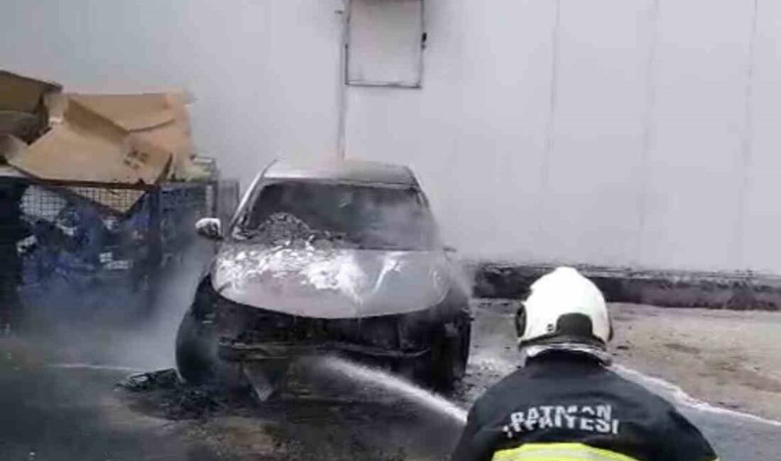 Batman'ın Gültepe Mahallesi'nde park halindeki bir otomobil, henüz belirlenemeyen bir