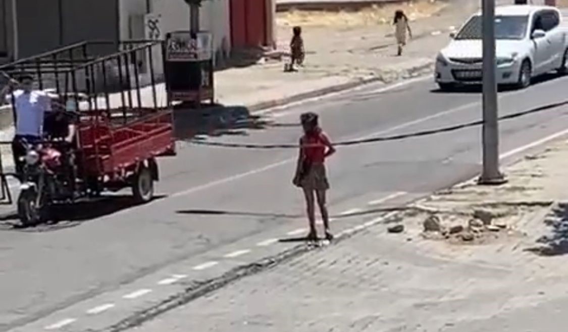 Batman’ın Seyitler Mahallesi'nde uyuşturucu madde etkisinde oldukları iddia edilen gençler,