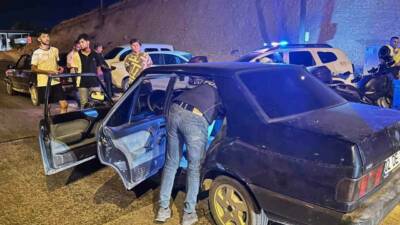Adıyaman ve Besni'de polis ekipleri tarafından narkotik uygulaması yapıldı. Uygulama
