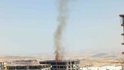 Besni ilçesinde yapımı devam eden bir binada çıkan yangın korku