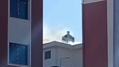 Adıyaman'da yeni tamamlanan bir binanın tepesinde çıkan yangın paniğe neden