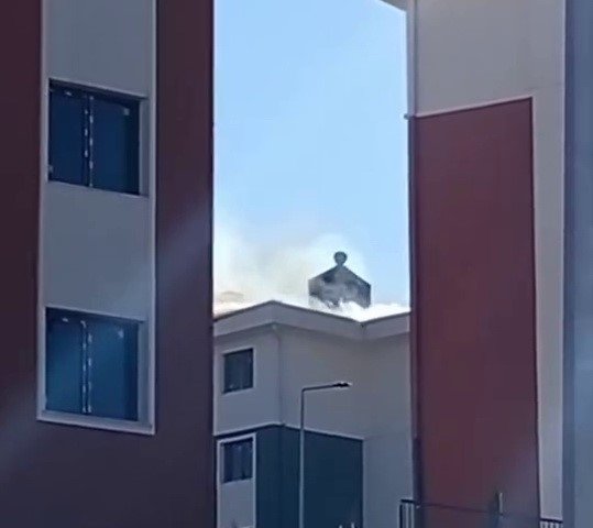 Adıyaman'da yeni tamamlanan bir binanın tepesinde çıkan yangın paniğe neden