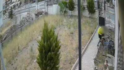Adıyaman’da, park halindeki bisikletlerin parçalarını çalan şahıslar kameralara saniye saniye