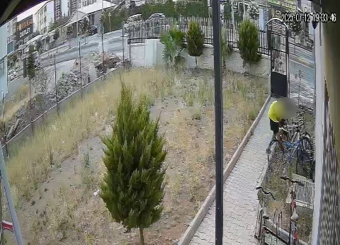 Adıyaman’da, park halindeki bisikletlerin parçalarını çalan şahıslar kameralara saniye saniye