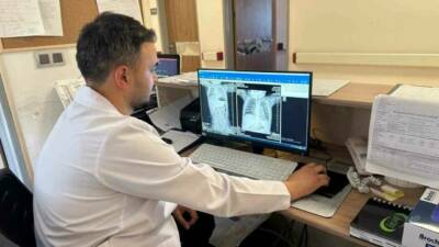 Batman'da 15 aylık bir bebek, evde oynarken çekirdek kabuklarını yutarak