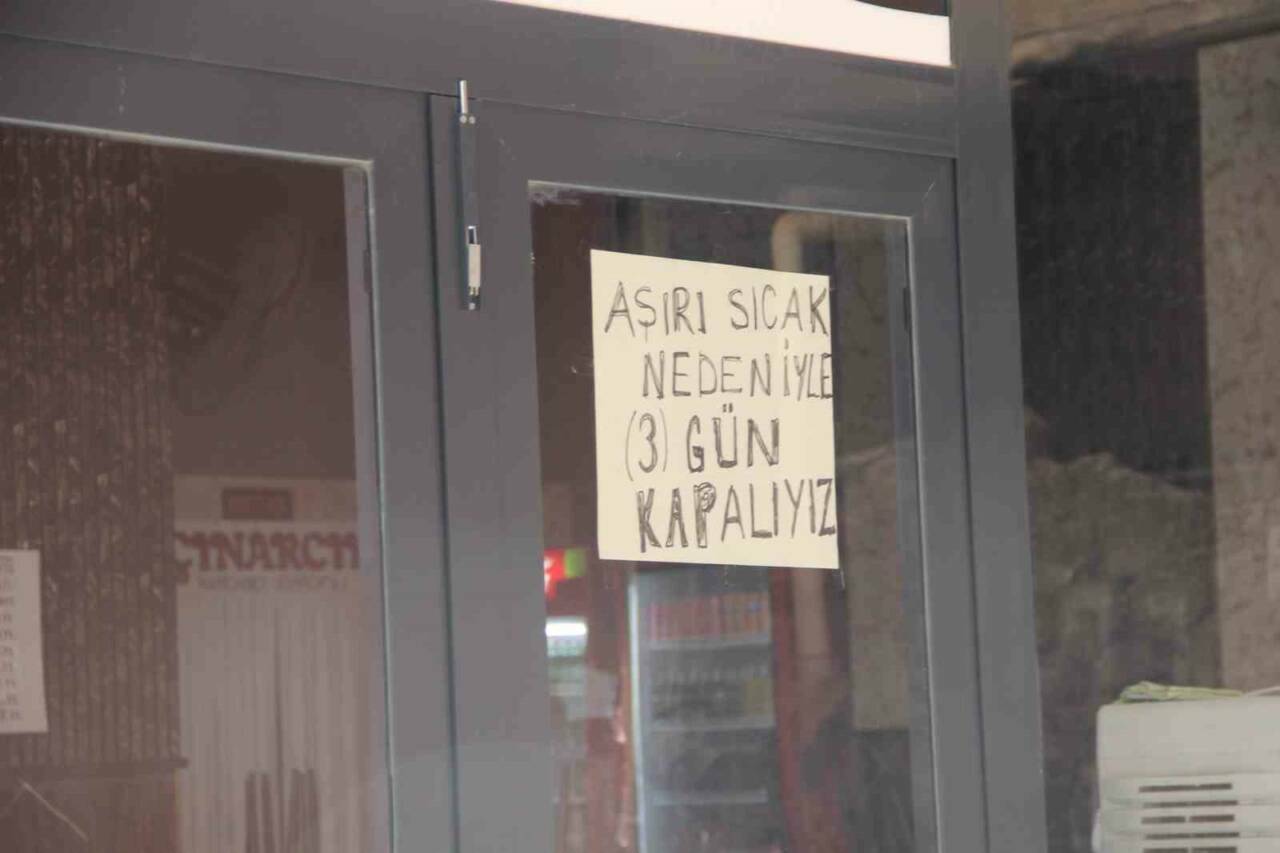 Şırnak'ın Cizre ilçesinde aşırı sıcaklar nedeniyle vatandaşlar zor anlar yaşıyor.