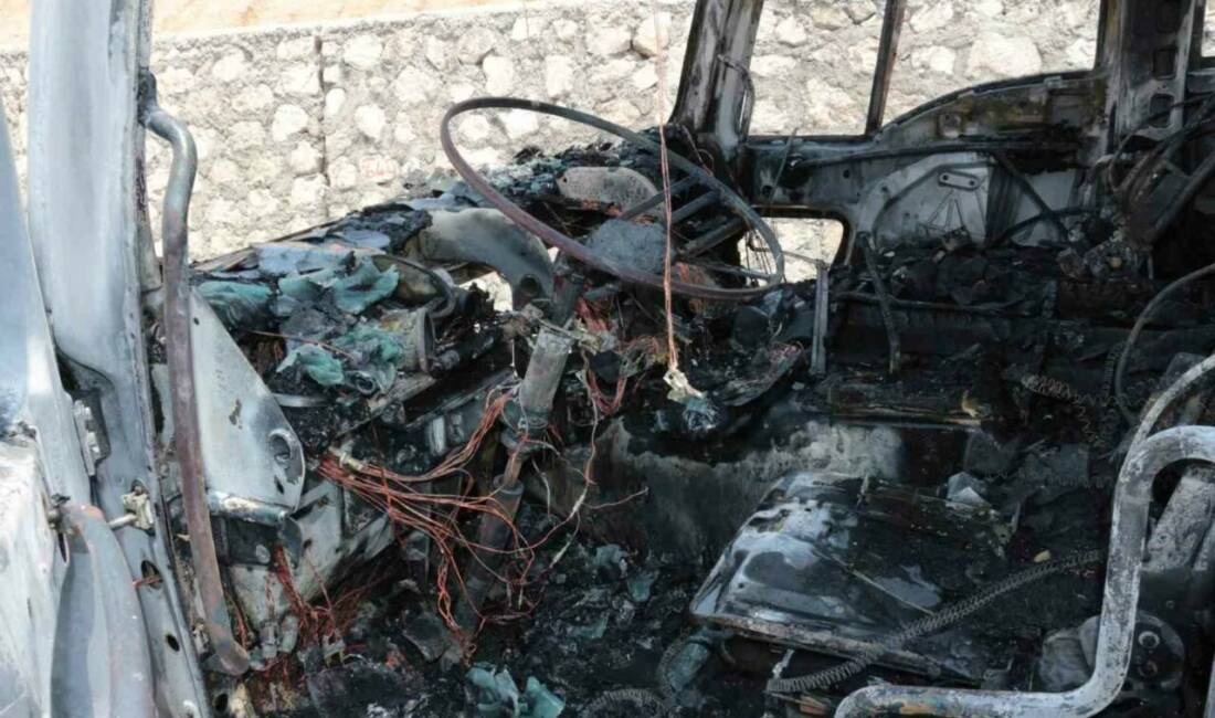 Cizre-Şırnak Karayolu'nda seyir halindeki bir tır, Bozalan TOKİ Konutları mevkiinde