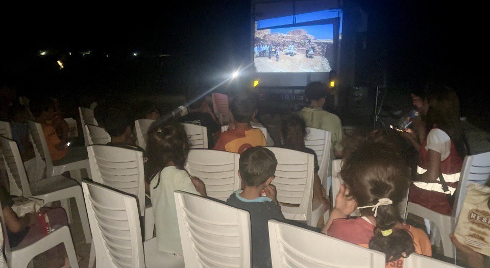 Ceylanpınar ilçesinde gönüllü grup çocuklara sinema keyfi yaşattı. Jeneratör yardımıyla