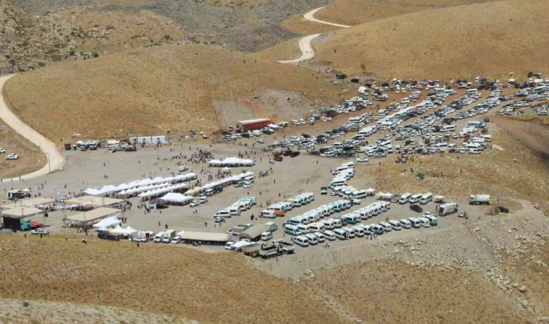Şırnak'ta Cudi Dağı'nda Hz. Nuh'u anma programı düzenlendi. Programa vatandaşlar