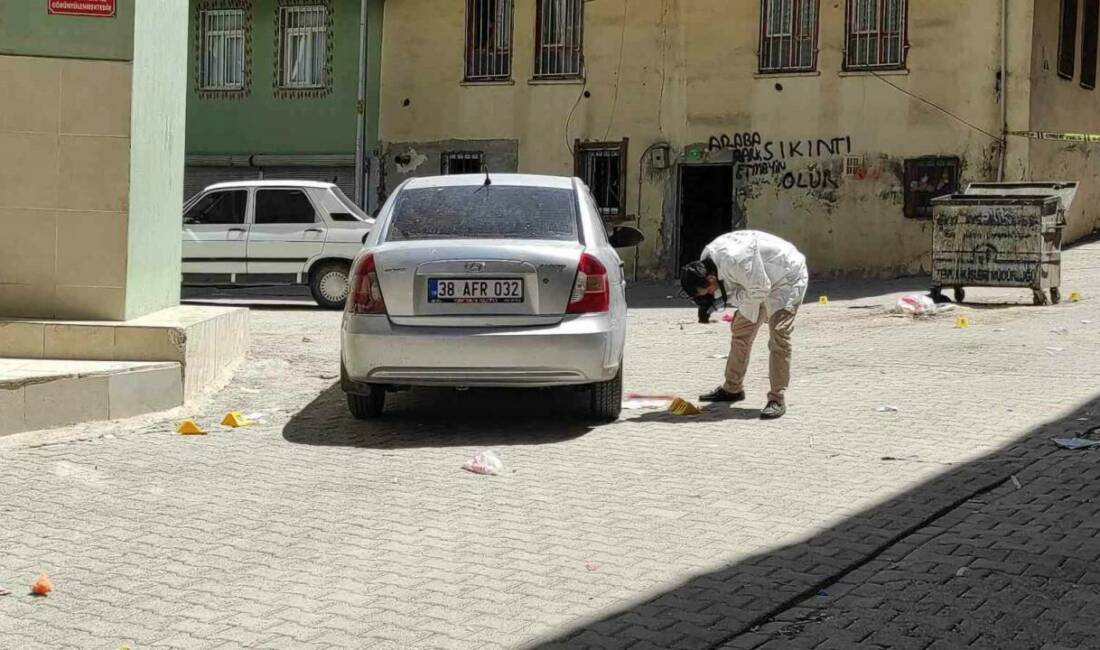 Şanlıurfa'nın Eyyübiye ilçesinde Cuma namazı çıkışında cami önünde gerçekleşen silahlı