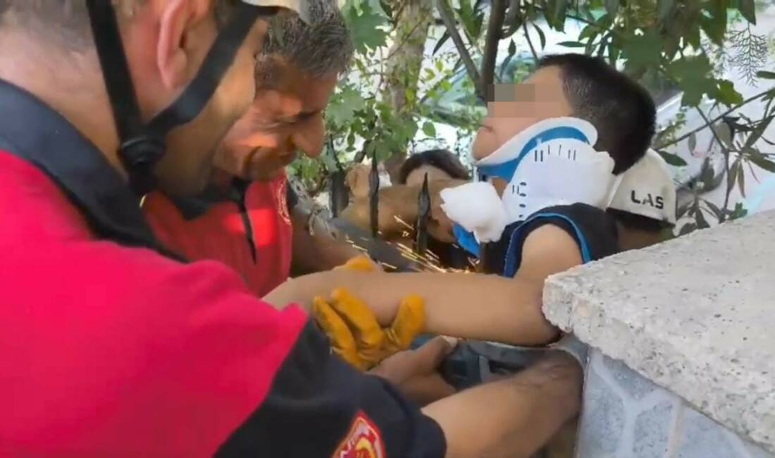 Demir korkuluk çocuğun koluna saplandı Şanlıurfa'nın Karaköprü ilçesinde oyun oynarken duvara tırmanan 10 yaşındaki çocuğun