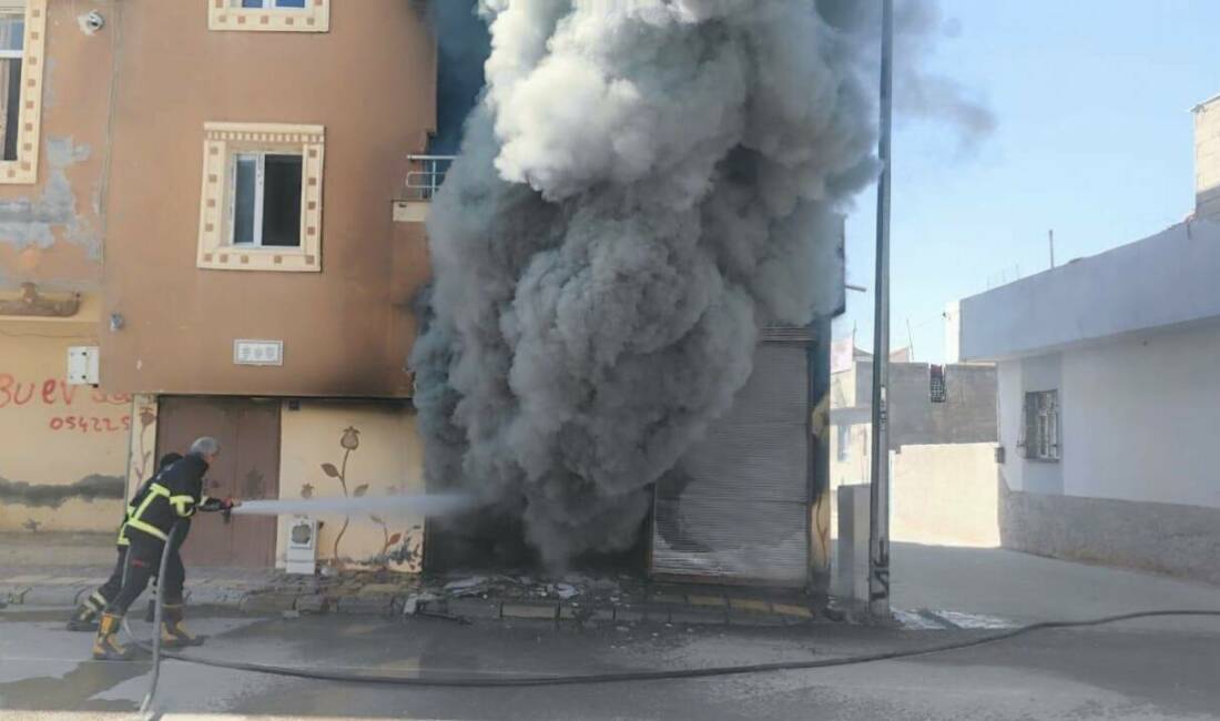 Şanlıurfa'nın Ceylanpınar ilçesinde bulunan bir depoda çıkan yangın, itfaiye ekiplerinin