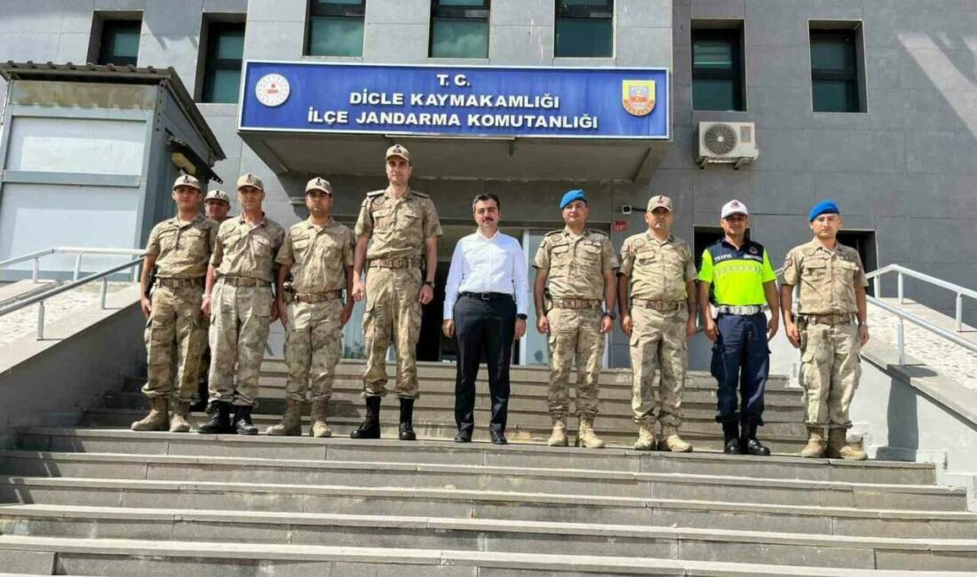 Diyarbakır'ın Dicle Kaymakamı Mustafa Atış, Dicle İlçe Jandarma Komutanlığı'nı ziyaret