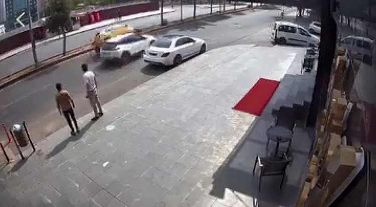 Diyarbakır'ın Yenişehir ilçesinde meydana gelen trafik kazasında, ayna kontrolü yapmayan