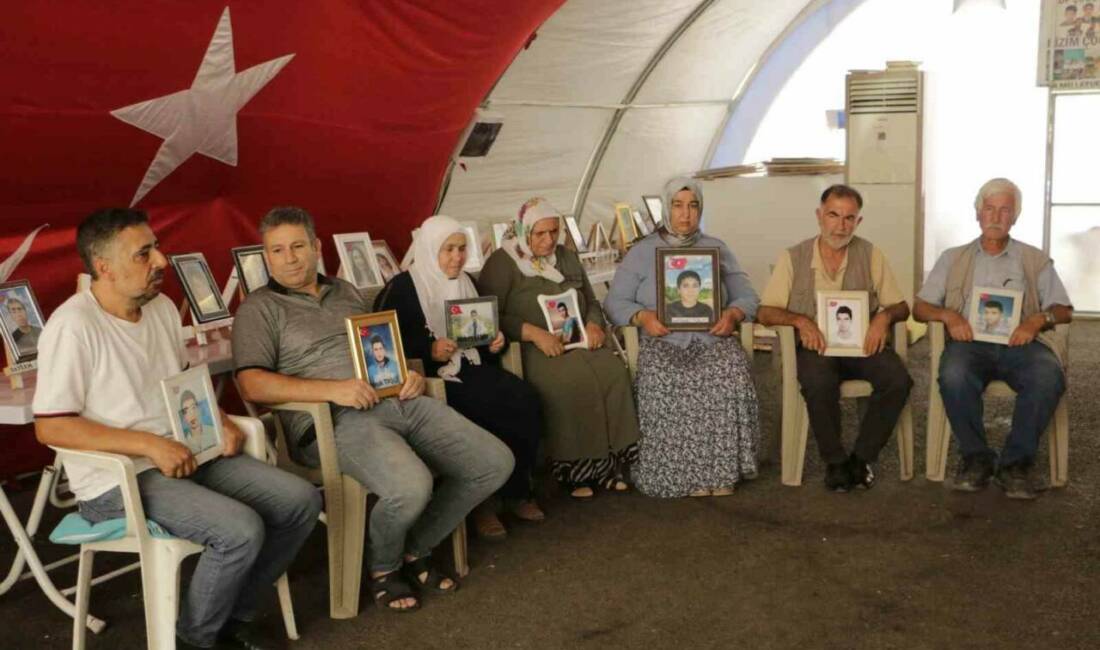 Diyarbakır'da eski HDP il binası önünde oturma eylemi yapan aileler,