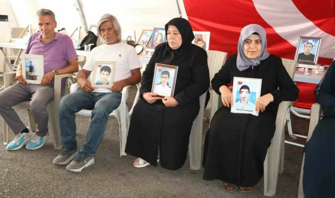 Diyarbakır'da eski HDP il binası önünde oturma eylemi yapan aileler,