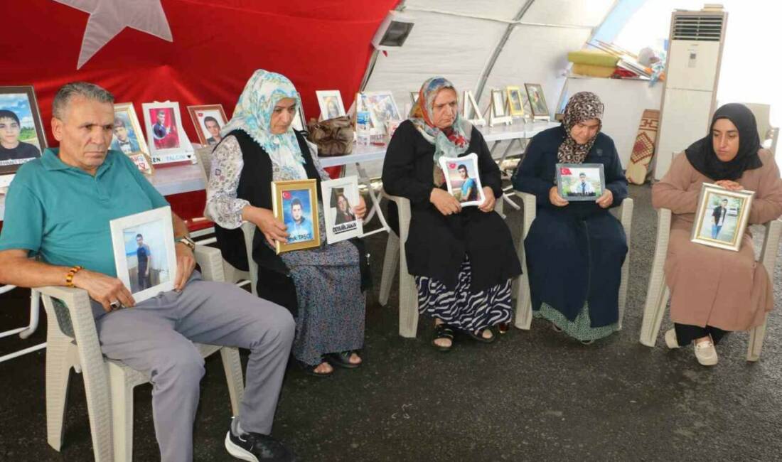 Diyarbakır'da HDP il binası önünde oturma eylemi yapan aileler, çocuklarına