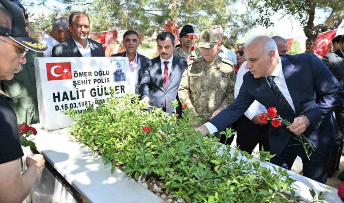 Diyarbakır Valisi Murat Zorluoğlu, kent protokolü ve kurum amirlerinin katılımıyla