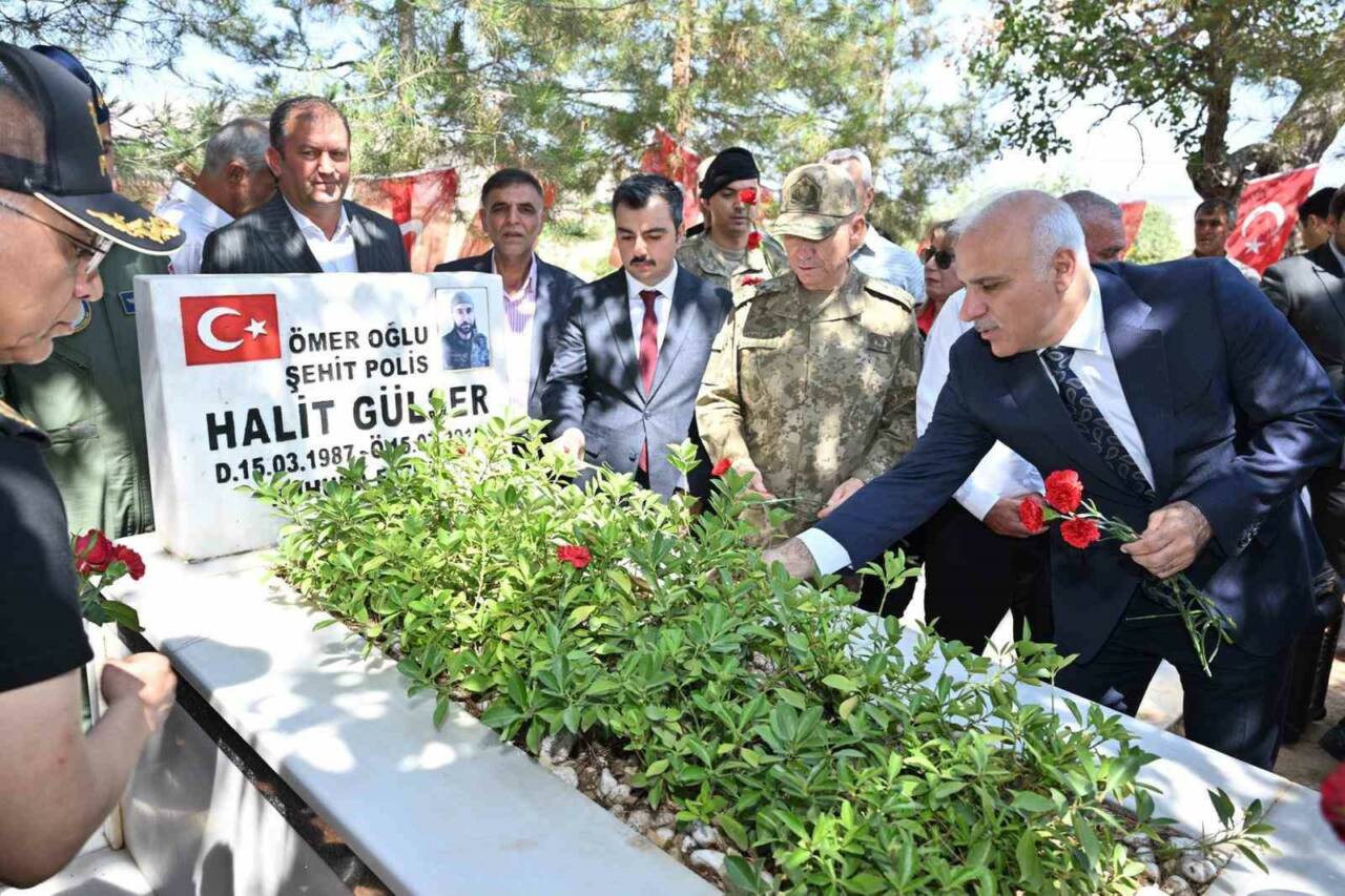 Diyarbakır Valisi Murat Zorluoğlu, kent protokolü ve kurum amirlerinin katılımıyla