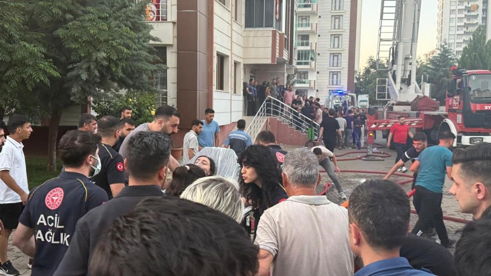 Diyarbakır'da bir apartmandaki yangında 4 kişi hayatını kaybetmiş, 16 kişi