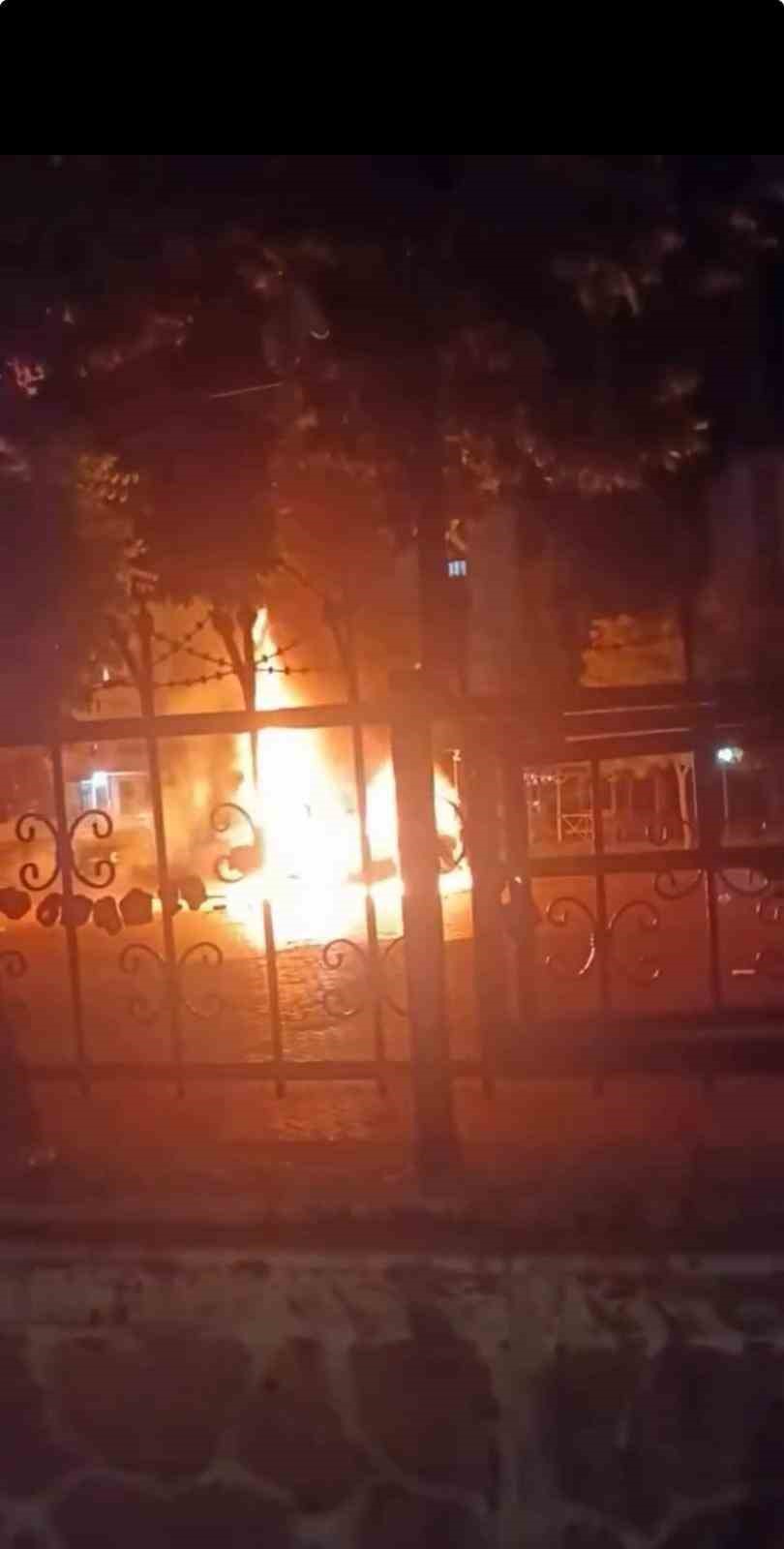 Diyarbakır'ın Bağlar ilçesinde Bağcılar Mahallesi'nde bir şahıs, aracını yakıcı madde