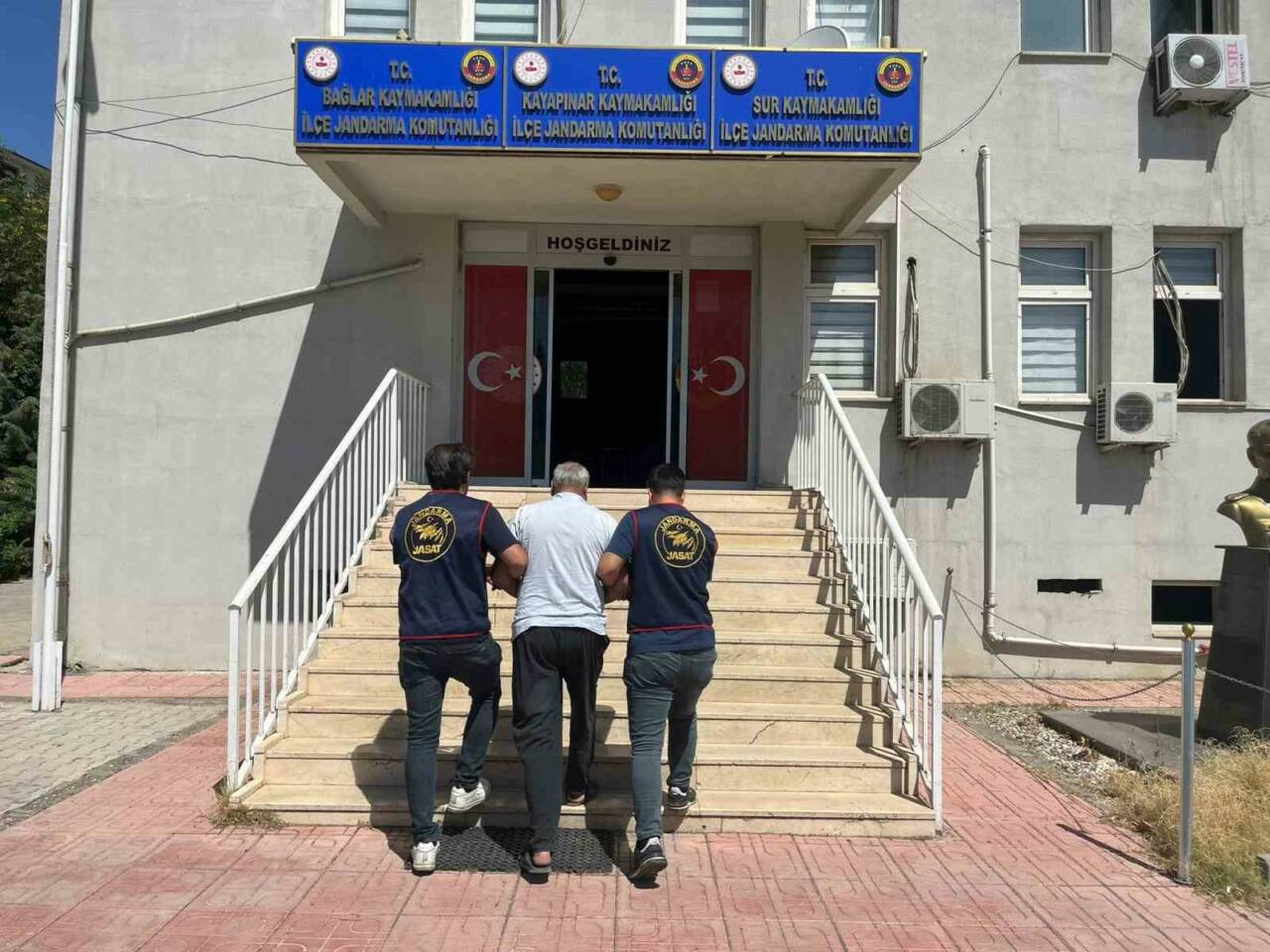 Diyarbakır'da Jandarma ekiplerinin planlı operasyonu sonucunda çeşitli suçlardan aranan ve