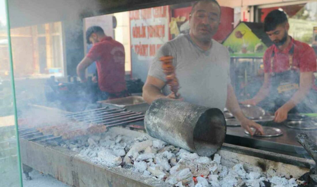 Diyarbakır'da hava sıcaklıklarının 45 dereceyi aşmasına rağmen ciğer restoranları hala