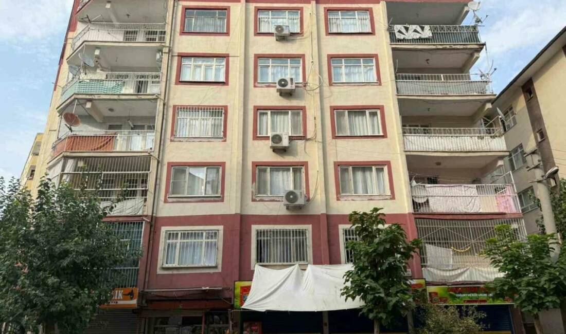 Diyarbakır'ın Yenişehir ilçesinde bulunan 7 katlı bir bina, Kahramanmaraş merkezli