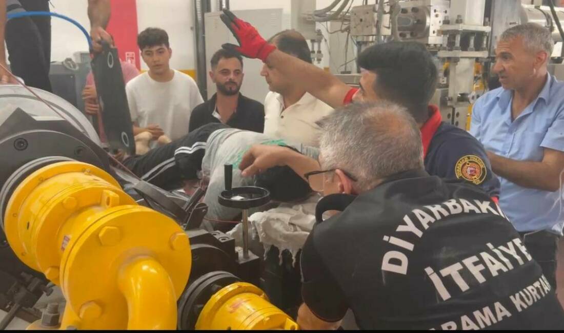 Diyarbakır'ın Organize Sanayi Bölgesi'ndeki bir fabrikada çalışan işçi, elini levha