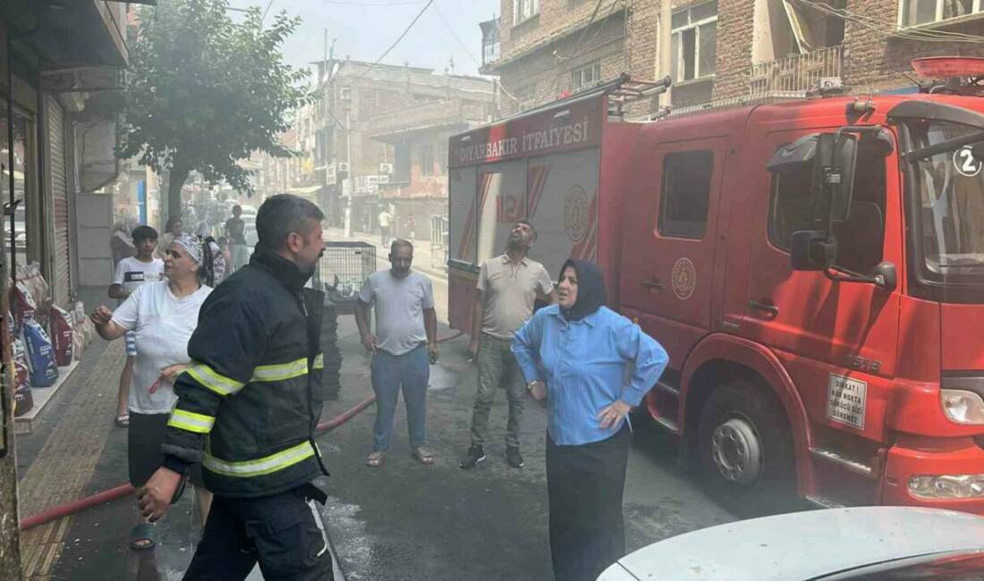 Diyarbakır'ın Bağlar ilçesinde çıkan yangın nedeniyle Muradiye Mahallesi Fatih Caddesi'nde