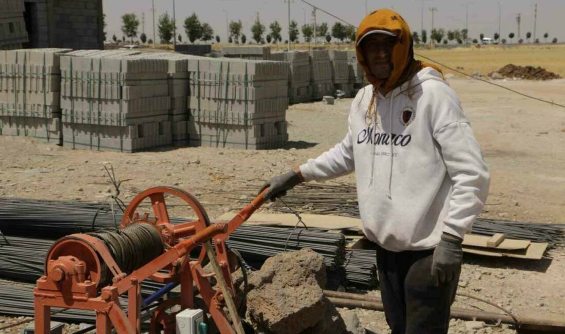 Diyarbakır'da yüksek sıcaklıklar nedeniyle inşaat işçileri zor bir dönemden geçiyor.