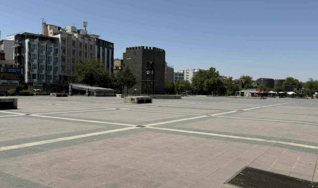 Diyarbakır'da yaz mevsimiyle birlikte artan sıcaklıklar nedeniyle vatandaşlar dışarı çıkmaktan