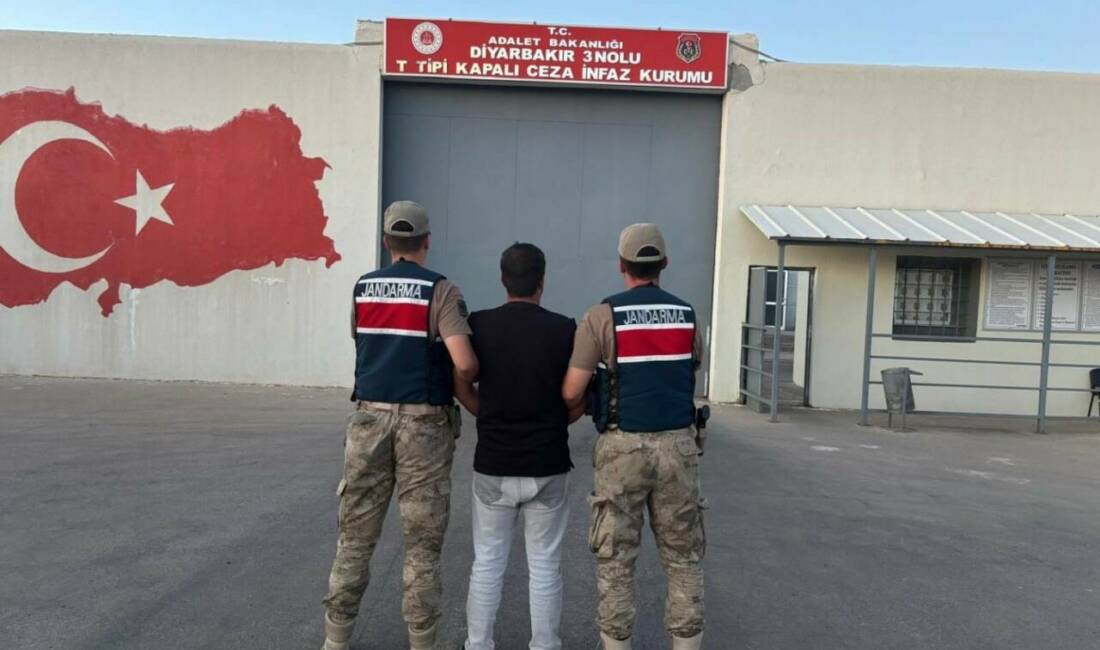 Diyarbakır’da kesinleşmiş hapis cezası ile aranan 2 kişi yakalandı Diyarbakır'ın Bismil ve Ergani ilçelerinde jandarma ekipleri tarafından düzenlenen operasyonlarda