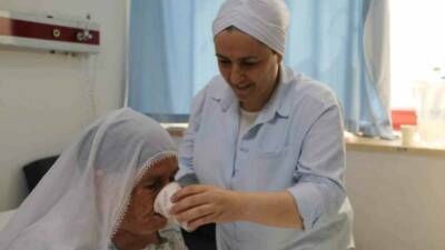 Diyarbakır'da aşırı sıcaklar hastanelere olan başvuruları artırdı. Özellikle yaşlılar ve