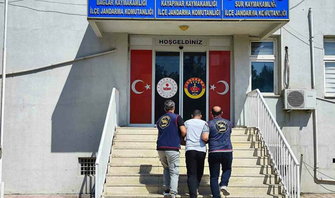 Diyarbakır'da uyuşturucu suçundan hapis cezası bulunan 2 zanlı, Jandarma tarafından