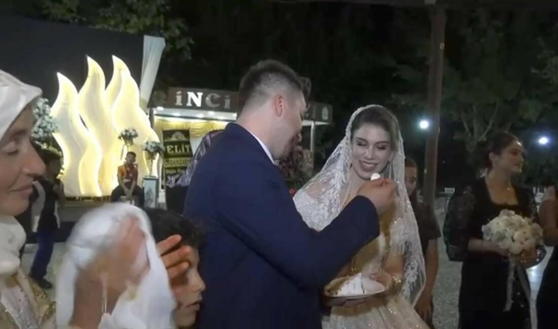 Şanlıurfa'da düzenlenen bir düğünde gelin ve damadın kesip tadına baktığı