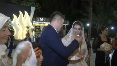 Şanlıurfa'da düzenlenen bir düğünde gelin ve damadın kesip tadına baktığı