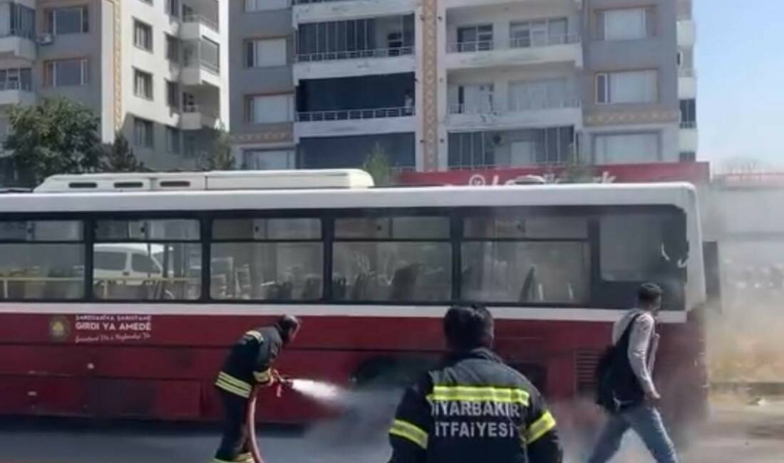 Durakta yolcu bekleyen halk otobüsünde yangın Çınar ilçesindeki bir halk otobüsünde çıkan yangın, hızlı müdahaleyle söndürüldü.