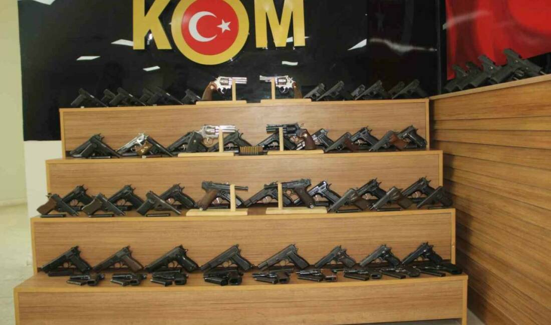 Şanlıurfa’da polis ekipleri tarafından durdurulan otomobilin motor kısmındaki çuvallarda 65