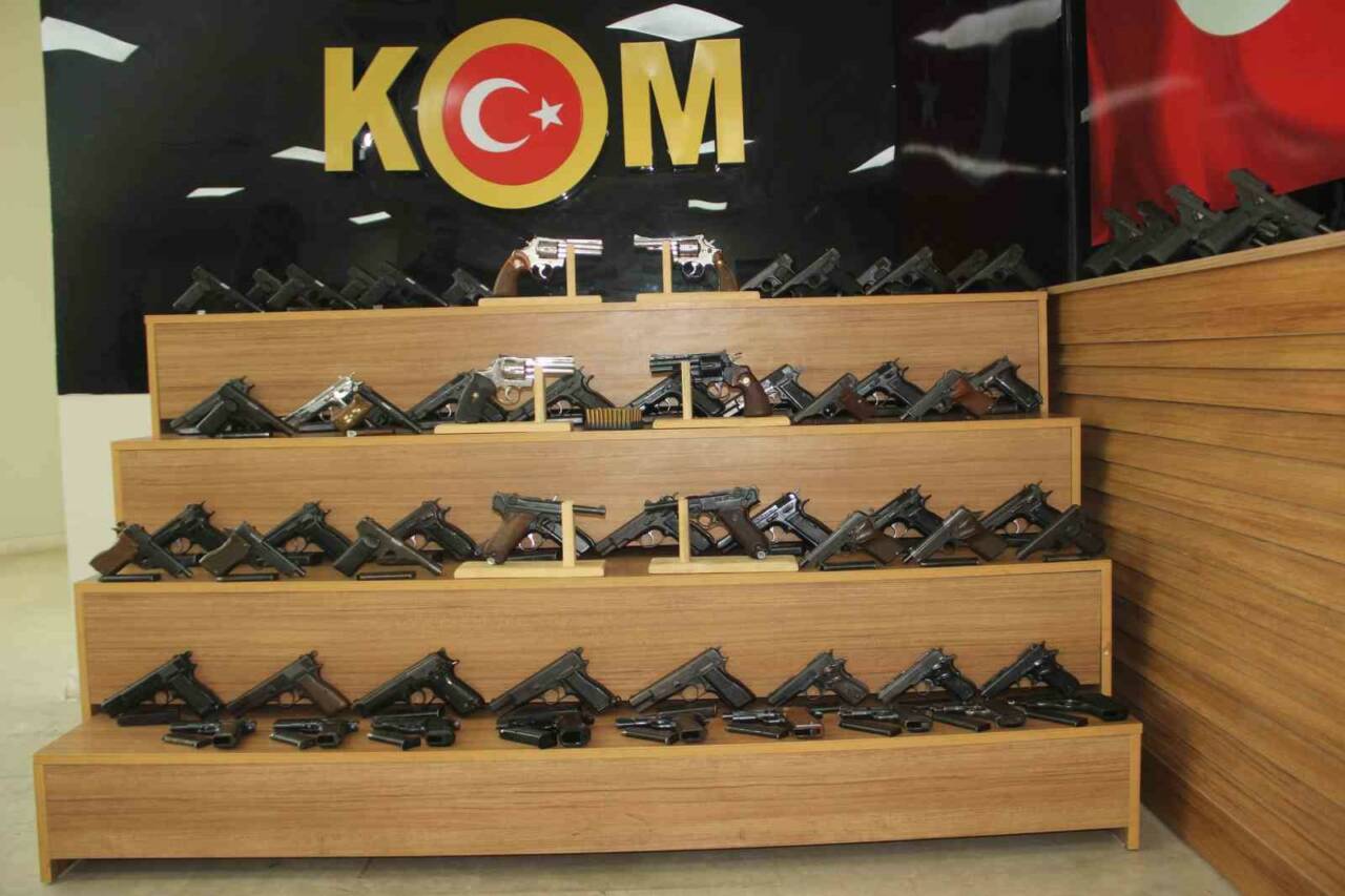 Şanlıurfa’da polis ekipleri tarafından durdurulan otomobilin motor kısmındaki çuvallarda 65