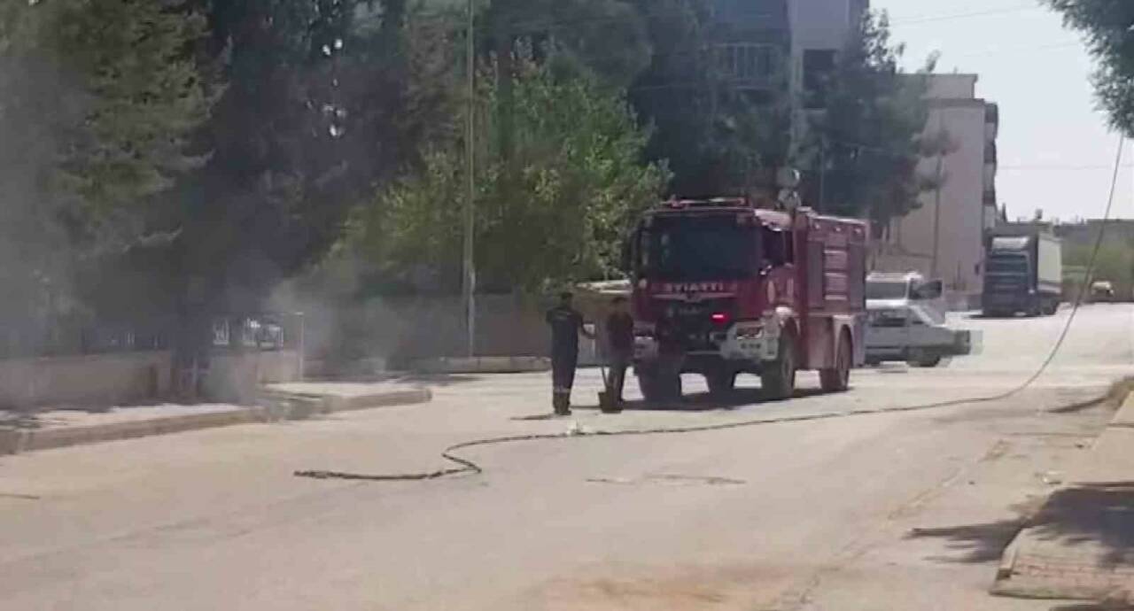 Adıyaman'da, 45 derece sıcaklıkta olan hava nedeniyle elektrik hattında yangın