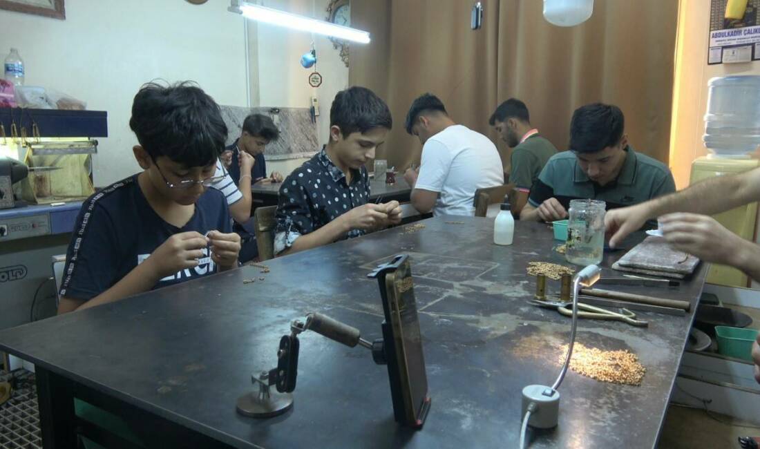 Kilis'te gençler, kuyumculuk mesleğini ustalarından öğrenerek geleceğe hazırlanıyor. Şehirdeki atölyelerde