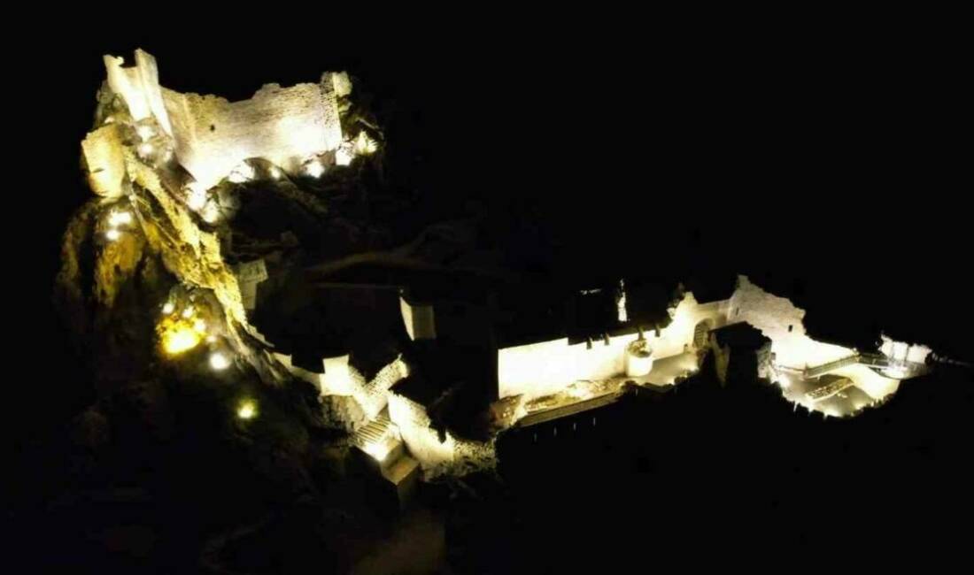 Adıyaman'da bulunan 2 bin yıllık Eski Kahta Kalesi, ışıklandırma sayesinde