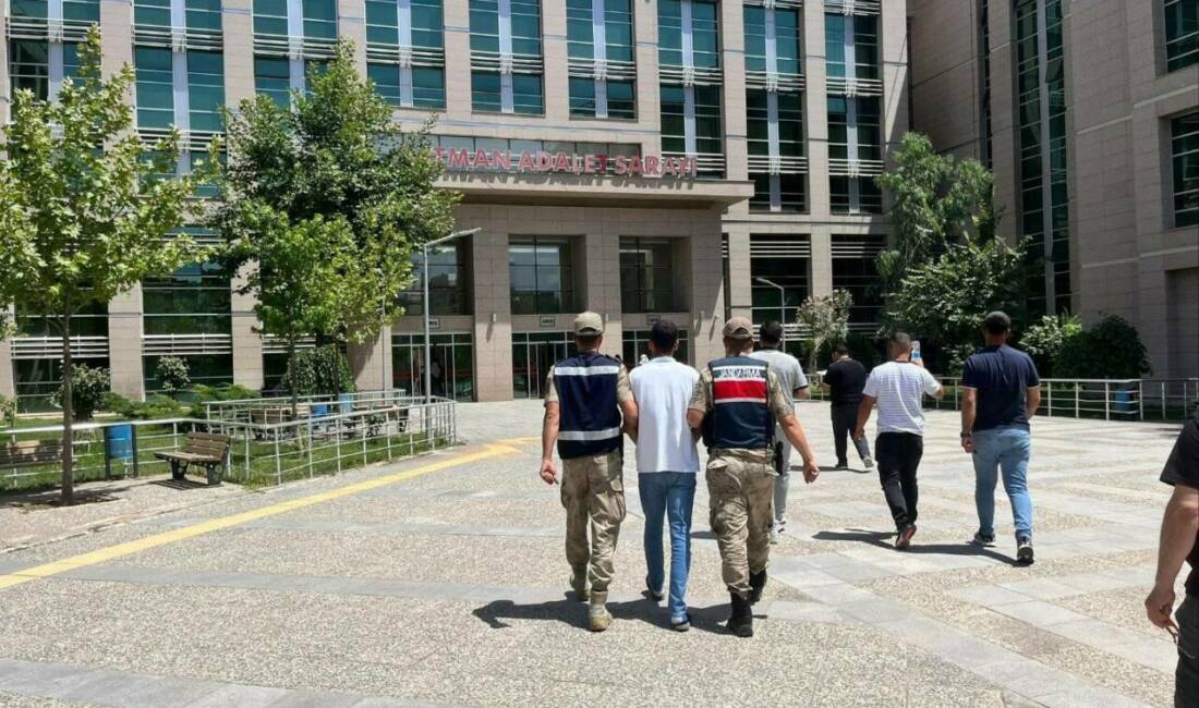 Firari şahıs jandarma ekiplerince yakalandı Batman'da, jandarma ekipleri tarafından 15 yıl 9 ay kesinleşmiş hapis