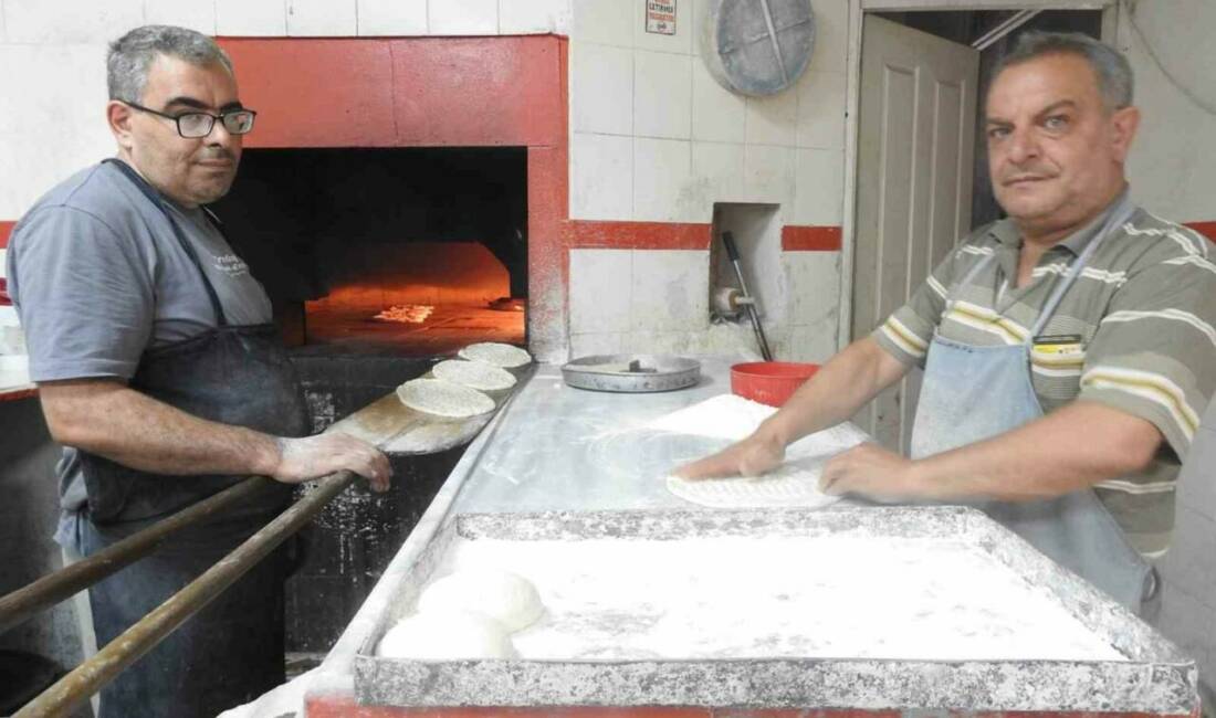 Kilis’te hava sıcaklığı 40 dereceye yaklaşırken, fırın çalışanları odunla yanan