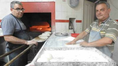 Kilis’te hava sıcaklığı 40 dereceye yaklaşırken, fırın çalışanları odunla yanan