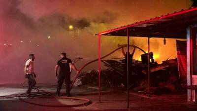 Adıyaman’da, konteyner kentte bulunan fırındaki odunlar alev aldı. Yangın paniğe