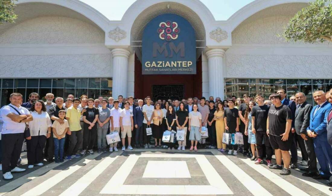 Gaziantep Büyükşehir Belediye Başkanı Fatma Şahin, Liselere Geçiş Sınavı'nda (LGS)