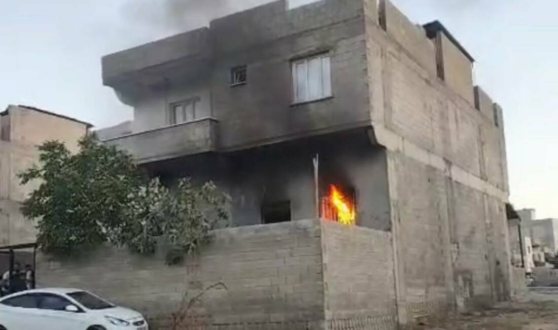 Nizip ilçesindeki Fırat Mahallesi'nde 2 katlı bir binada çıkan yangına