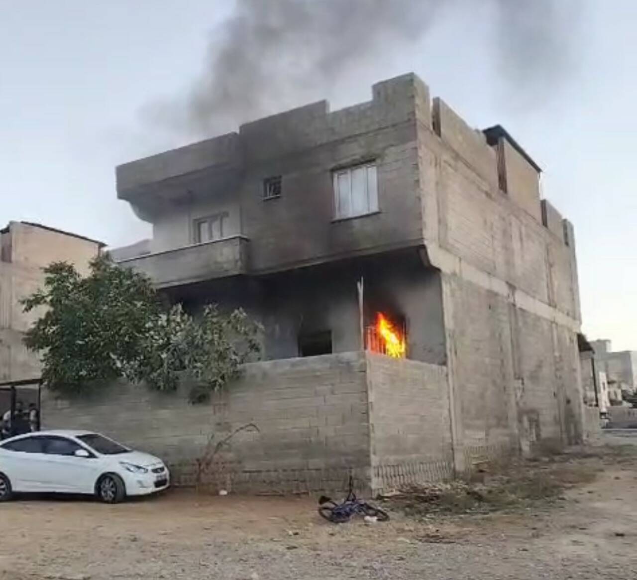 Nizip ilçesindeki Fırat Mahallesi'nde 2 katlı bir binada çıkan yangına